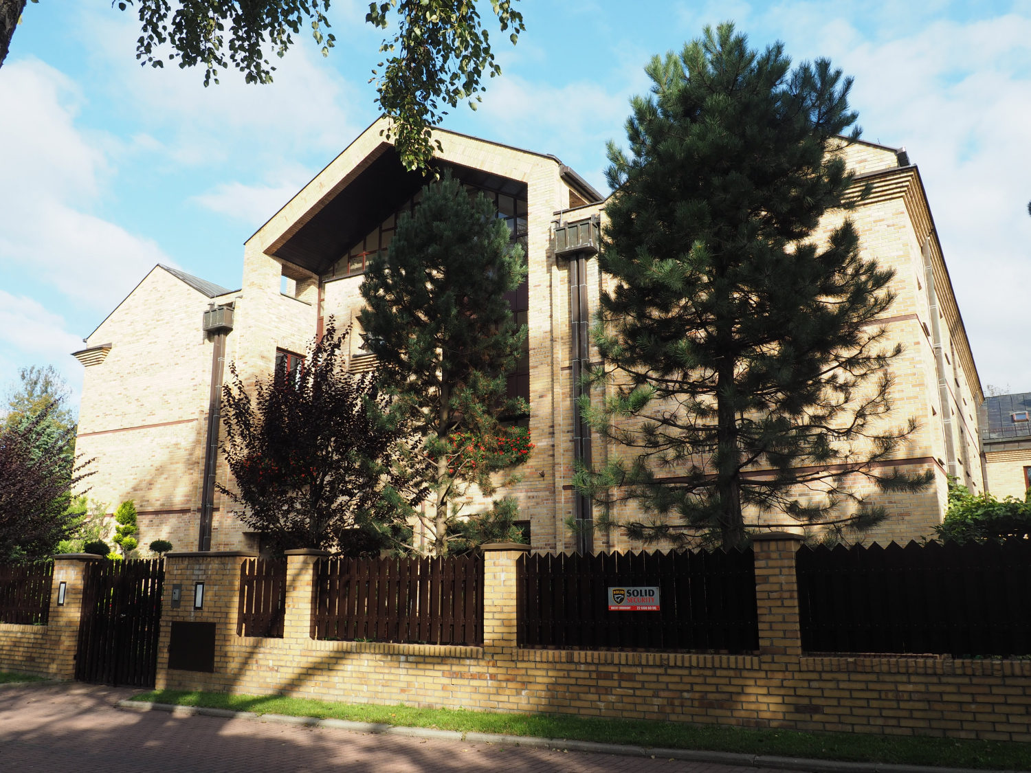 Zdjęcie architektury budynku Dom prowincjalny Sióstr Służebniczek NMP Niepokalanie Poczętej i Zakład Opiekuńczo-Leczniczy im. Edmunda Bojanowskiego